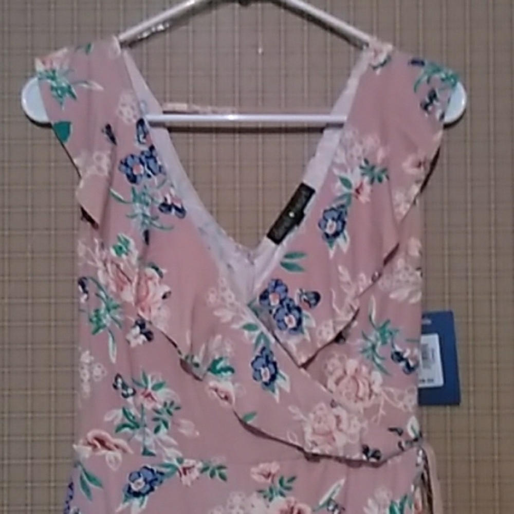 NWT🌸 Floral Wrap Dress